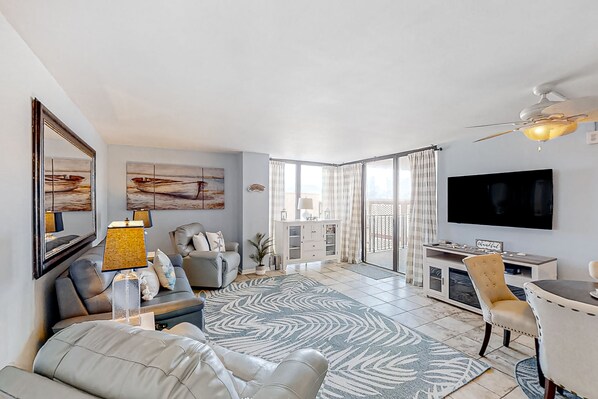 Fernseher, Kamin, Bücher