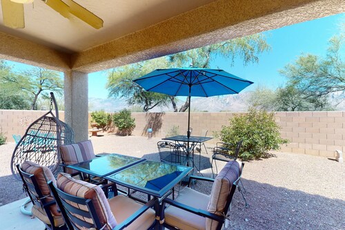 Dog-friendly desert home with mountain views, enclosed yard, grill, W/D, and AC