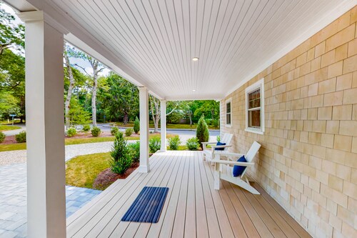 Dog-friendly house in a quiet neighborhood with furnished porch & washer/dryer