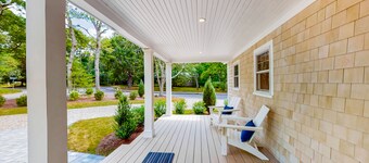 Dog-friendly house in a quiet neighborhood with furnished porch & washer/dryer