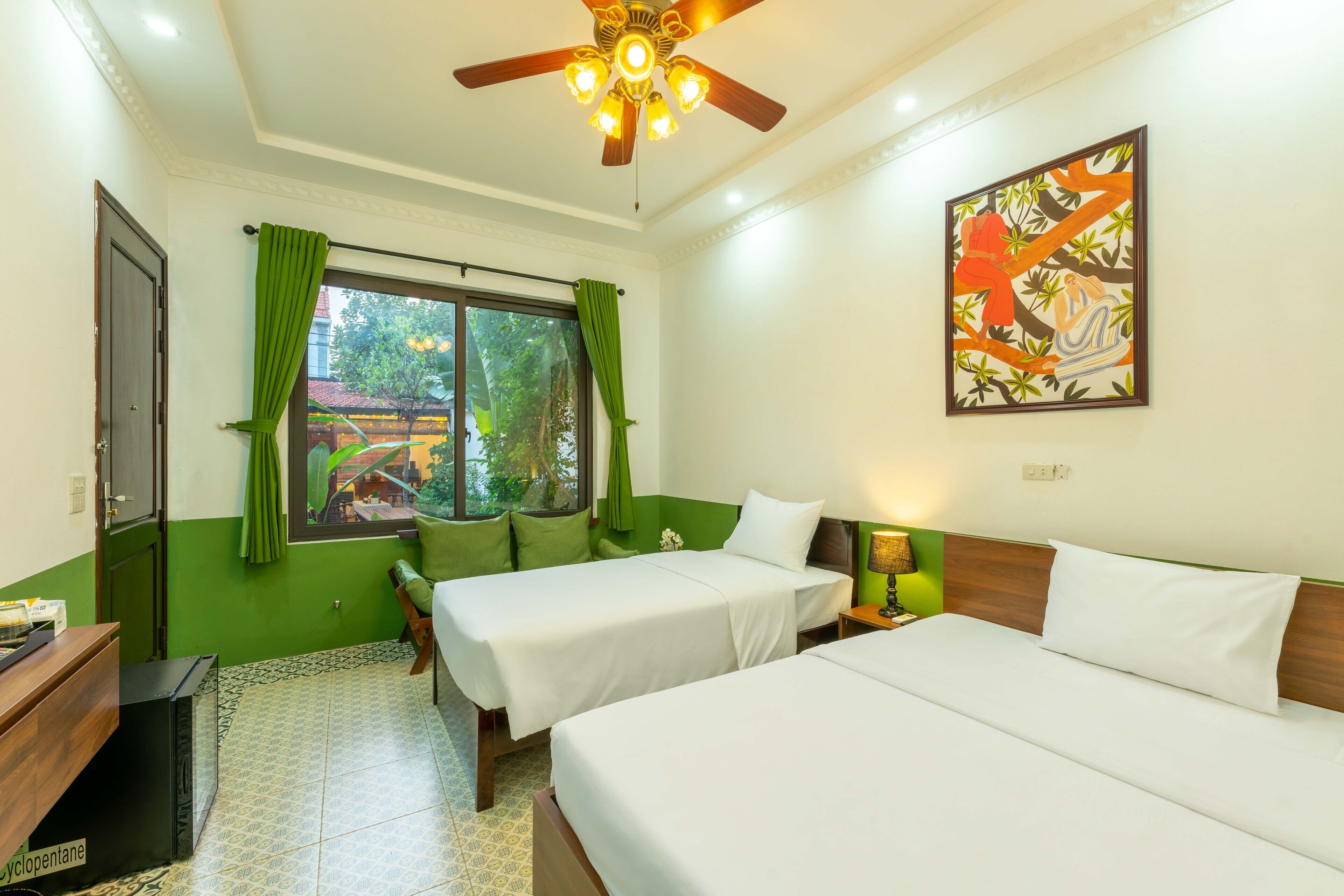 Deluxe kamer, 1 twee- of 2 eenpersoonsbedden | Luxe beddengoed, een minibar, een bureau, verduisterende gordijnen