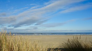 A beach with clear skies and distant ocean waves. - Stadtnah, Eigener Garten, Ruhig (Emden)