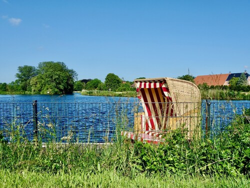 Wolthuser Warf 2 – Modernes Ferienhaus mit Garten, E-Ladesäule & Bootssteg