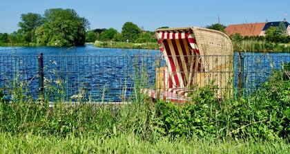Wolthuser Warf 2 – Modernes Ferienhaus mit Garten, E-Ladesäule & Bootssteg