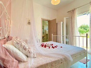 14 Schlafzimmer, Zimmersafe, Bügeleisen/Bügelbrett, Reisekinderbett