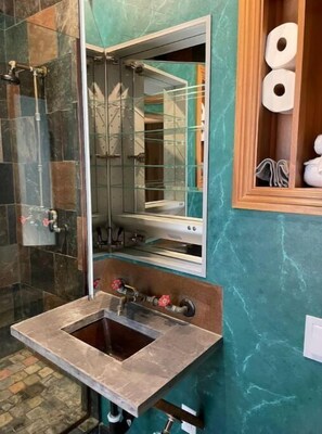 Douche, serviettes fournies, papier toilette