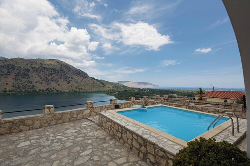 Linda's Villa In Unrivalled Position in Kournas - Amazing View!