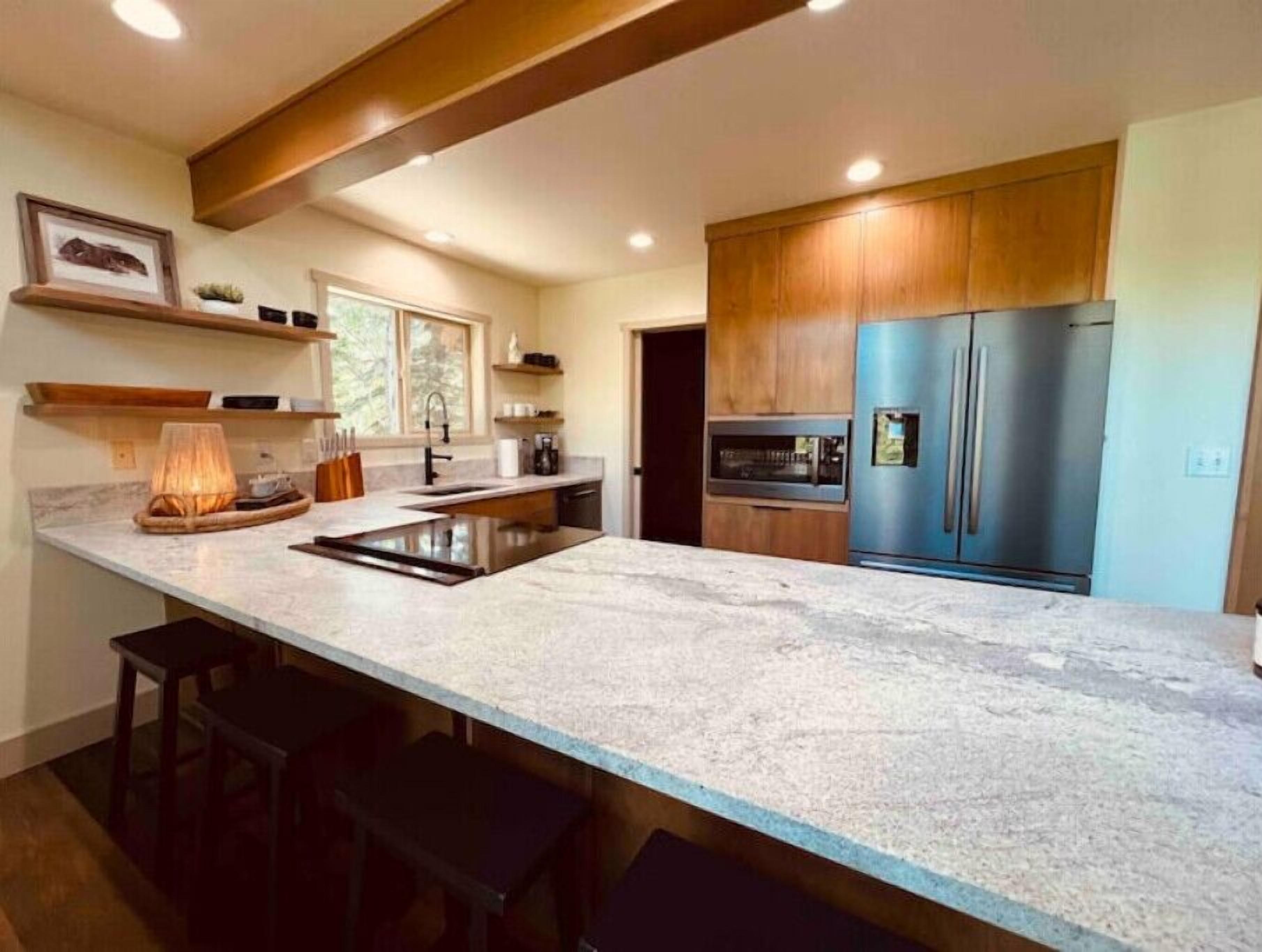 Stunning Remodel. Modern Cabin - Walk to Lake, Pool, Hiking and Golf!
