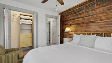 3 chambres, bureau, fer et planche Ă repasser, lit parapluie