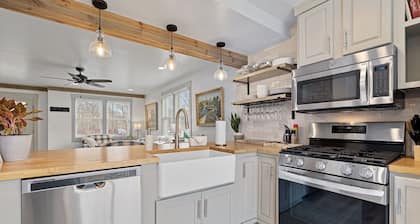 N Shore Bungalow-Close to St Joe, beaches, golf, wineries, 45 min to Notre Dame