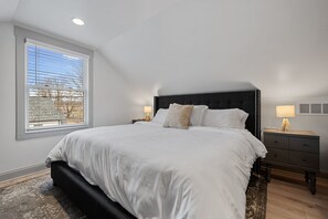3 habitaciones, escritorio y tabla de planchar con plancha 