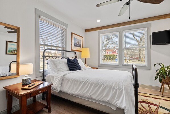 3 chambres, bureau, fer et planche à repasser, lit de bébé portatif