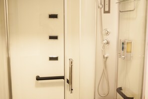 Douche, sèche-cheveux, serviettes fournies, savon