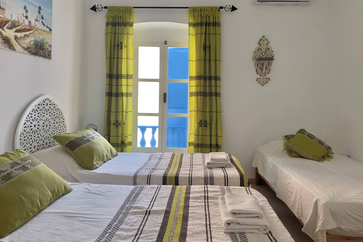 Comfort Triple Room, Non Smoking, City View | Premium bedding, soundproofing, iron/ironing board, WiFi (free)