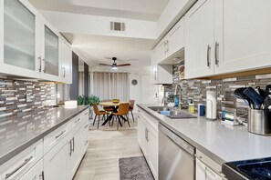 Fridge, microwave, oven, stovetop - Charming, updated condo in great location with heated pool, tennis, hot tub, W/D (Palm Springs)