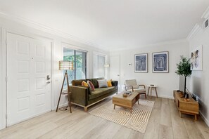 TV - Charming, updated condo in great location with heated pool, tennis, hot tub, W/D (Palm Springs)