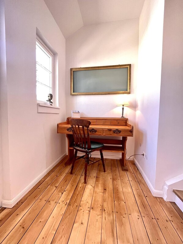 A study room with a wooden desk, a chair, a lamp, and a window. - Old villa in the heart of Lorsch (Lorsch)