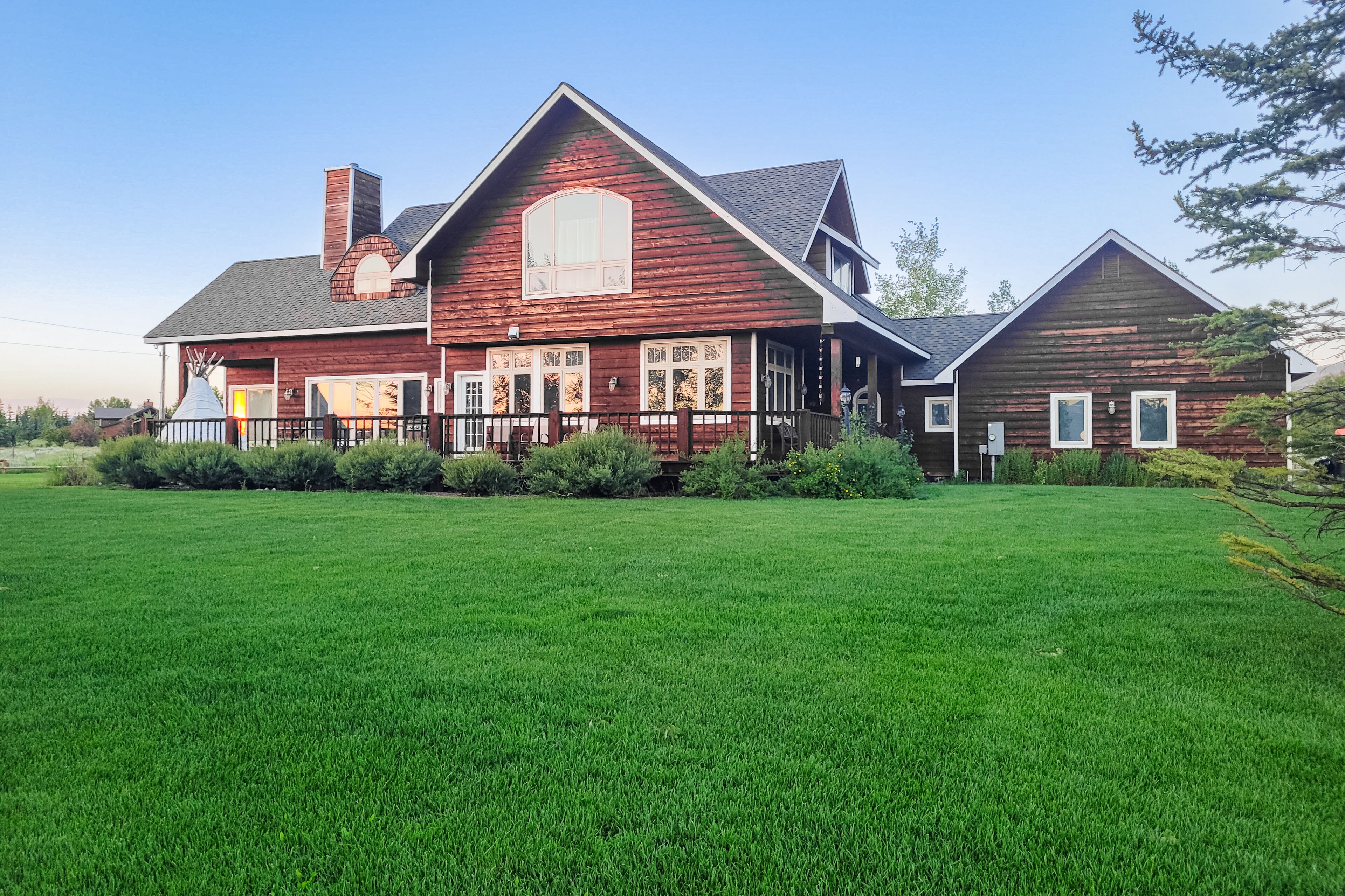 Spacious mtn-view home with fireplace, grill, large deck, jetted tub, streaming