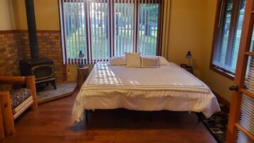 6 bedrooms, iron/ironing board, WiFi, bed sheets