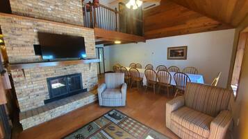 Smart-TV, Kamin, Stereoanlage, Computerbildschirme