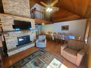 Smart-TV, Kamin, Stereoanlage, Computerbildschirme