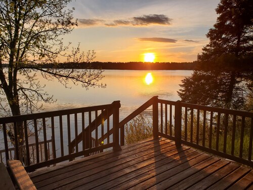 Lake Home - 6 bedrooms, 3 bath, sleeps 16 guests - also includes 22 foot pontoon boat