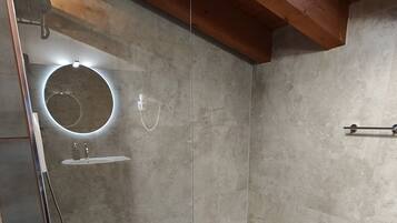 Zimmer | Badezimmer | Dusche, Regendusche, Haartrockner, Bidet