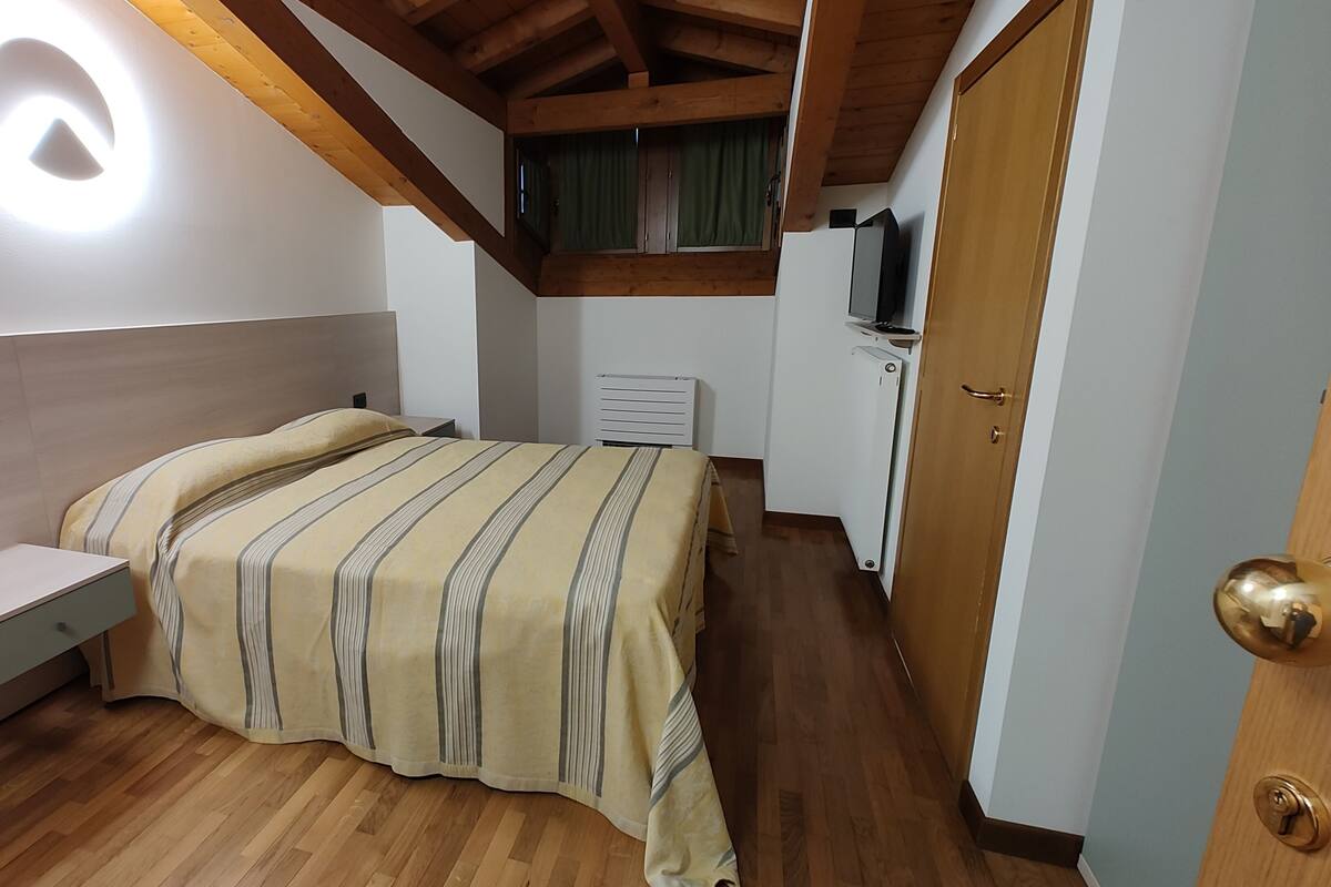 Room | Desk, laptop workspace, soundproofing, WiFi (free)