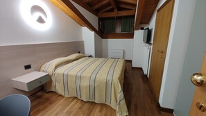 Room | Desk, laptop workspace, soundproofing, free WiFi - Faedis (Faedis)