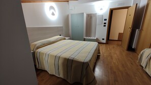 Desk, laptop workspace, soundproofing, free WiFi - Faedis (Faedis)