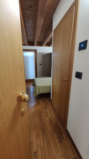 Desk, laptop workspace, soundproofing, free WiFi - Faedis (Faedis)