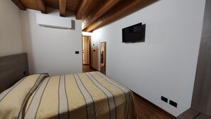 Desk, laptop workspace, soundproofing, free WiFi - Faedis (Faedis)