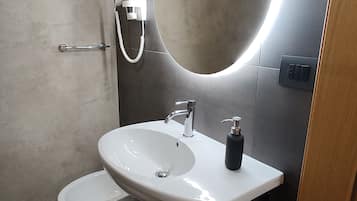 Douche, douche à « effet pluie », sÚche-cheveux, bidet