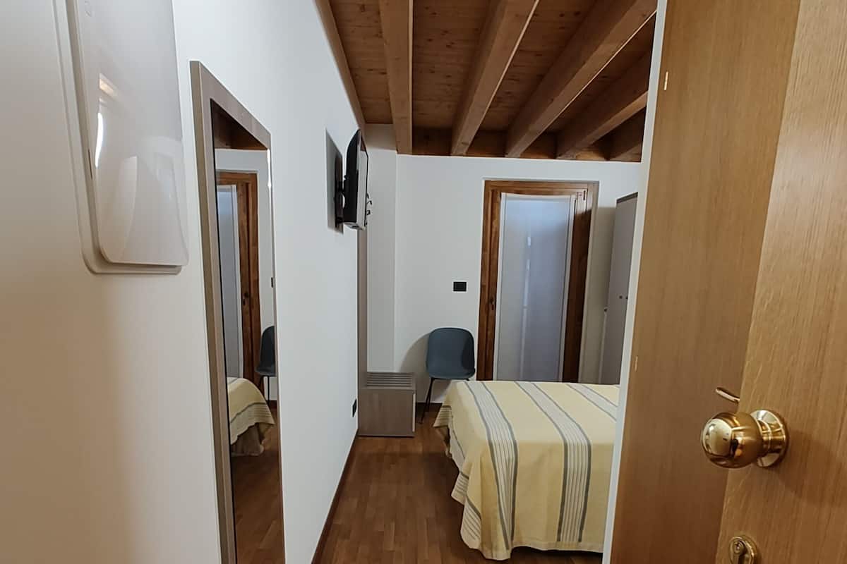 Kamer, 1 twee- of 2 eenpersoonsbedden | Een bureau, een laptopwerkplek, geluiddichte muren, gratis wifi