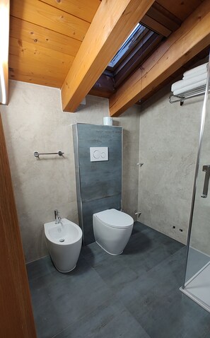 Room | Bathroom | Shower, rainfall showerhead, hair dryer, bidet - Faedis (Faedis)