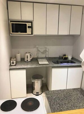 Refrigerador, microondas, horno, placa de cocina