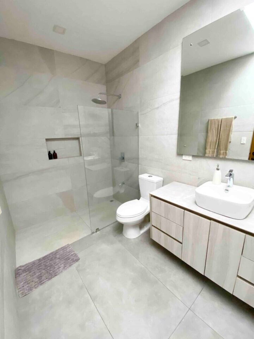 Douche, articles de toilette écologiques, serviettes fournies, savon