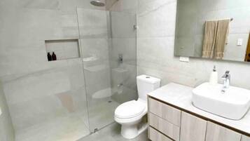 Douche, articles de toilette écologiques, serviettes fournies, savon