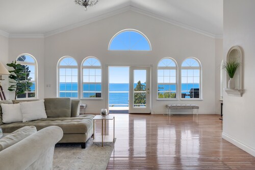Stunning & luxurious dog-friendly water-view home with private beach access