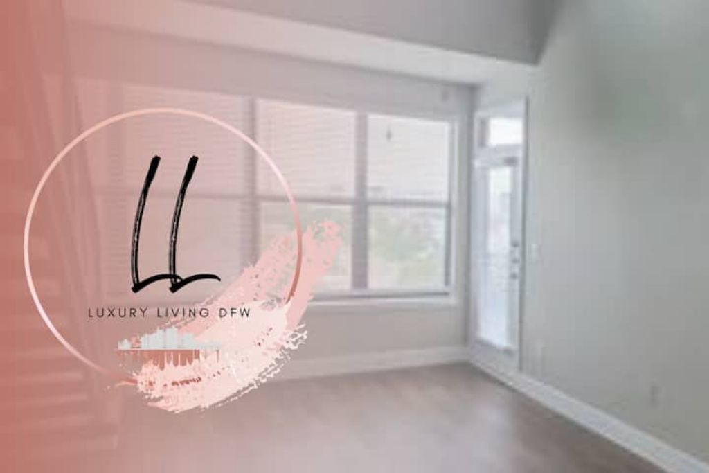 Una habitación amplia con ventanas grandes, piso impecable y diseño minimalista.