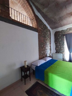 2 habitaciones, tabla de planchar con plancha y cuna de viaje