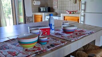 Kühlschrank, Ofen, Herdplatte, Wasserkocher mit Kaffee-/Teezubehör