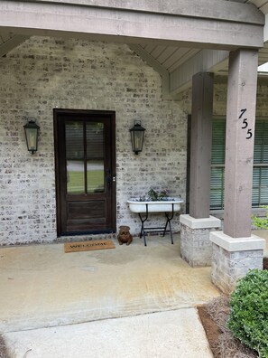 Exterior detail - Spacious 3BR with 3 full bath on 1 acre approx 1.3 miles to Davis Wade! (Starkville)