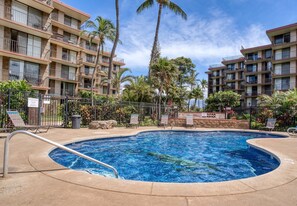 Ulkouima-allas, aurinkovarjoja, aurinkotuoleja