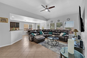 Living area - Spacious home in the heart of San Antonio, close to SeaWorld and Lackland (San Antonio)