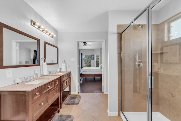 Shower, hair dryer, towels, soap - Spacious home in the heart of San Antonio, close to SeaWorld and Lackland (San Antonio)