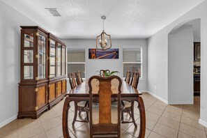 Dining - Spacious home in the heart of San Antonio, close to SeaWorld and Lackland (San Antonio)