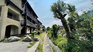 Un bâtiment doté d’un balcon et d’un chemin menant à celui-ci.