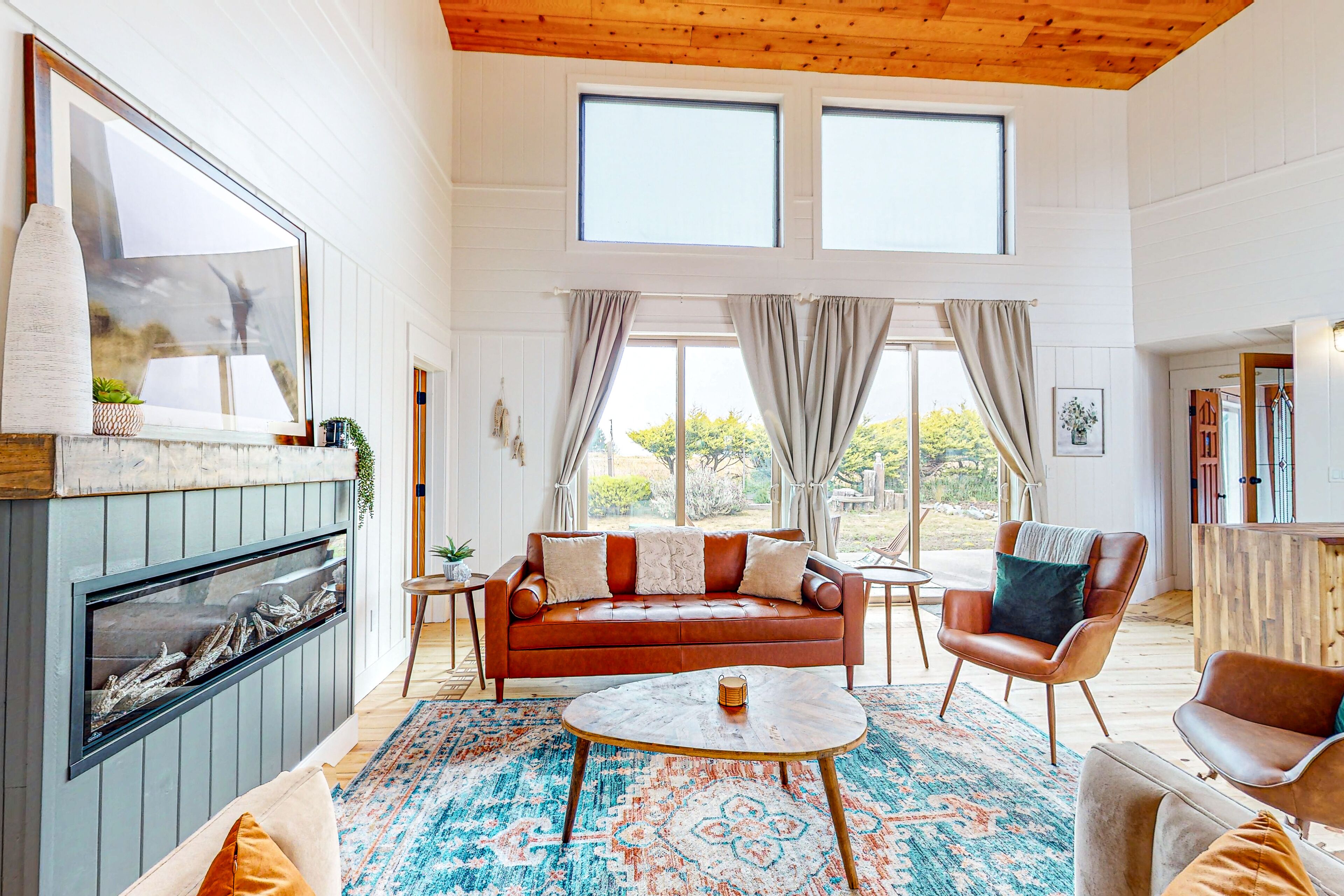 Mtn-view dog-friendly home with private hot tub, fireplace, patio, & grill