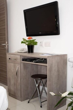 2 bedrooms, in-room safe, desk, iron/ironing board